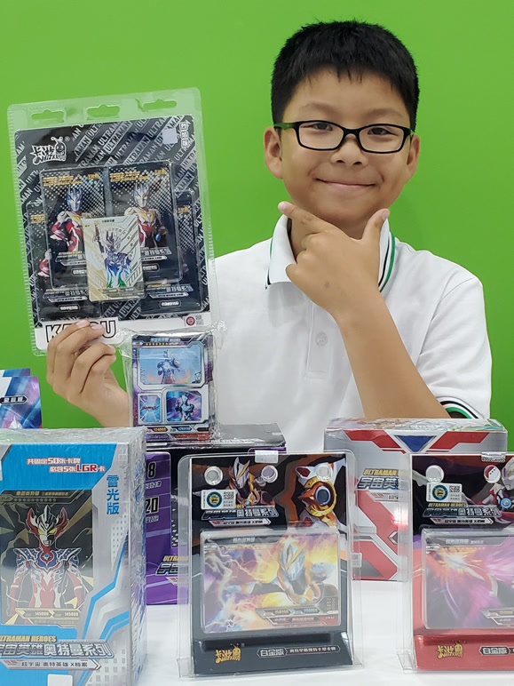 小鹏爱拆奥特曼卡片